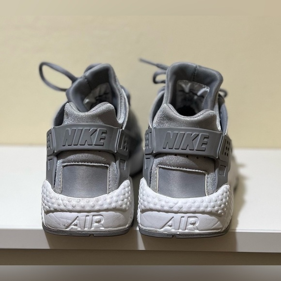 Nike Air Huarache Run SE Women's Running Shoes Size 7 Metallic Silver - Picture 4 of 10